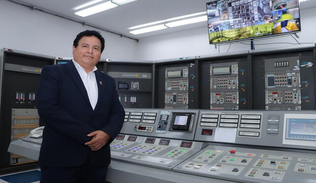 Rolando Páucar Jáuregui, presidente del IPEN, en la sala de control del reactor nuclear de Huarangal. Foto: IPEN