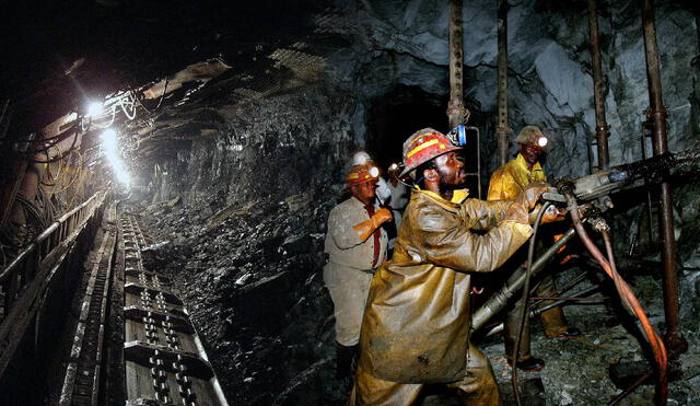 La mina Mponeng alcanza profundidades de 4 kilómetros, donde las temperaturas pueden superar los 60°C. Su compleja estructura se asemeja a una pequeña ciudad subterránea.Foto: composición LR/The Print/Daily Sabah