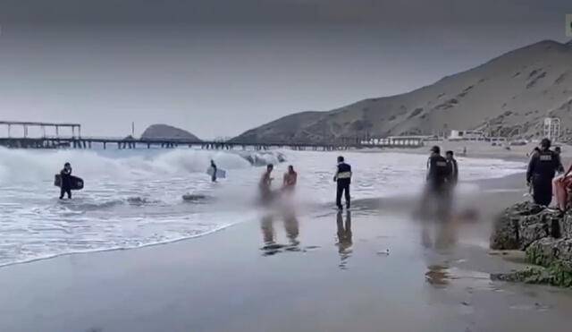 Amigos llegaron a disfrutar de una tarde en playa pero fallecieron ahogados. Foto: Captura de pantalla/ América TV