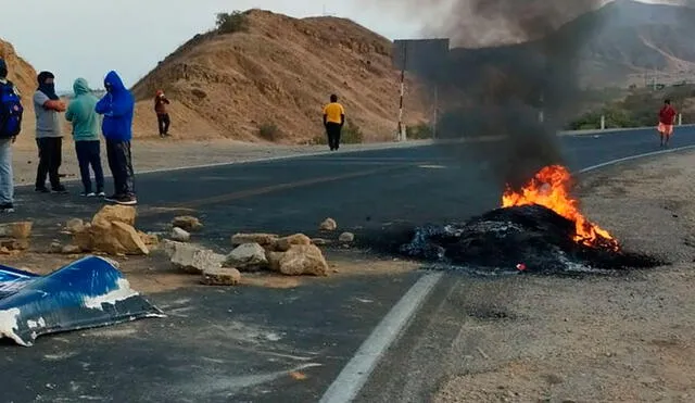 Transportistas y pasajeros quedaron varados durante varias horas ante bloqueo de la carretera de la Panamericana Norte. Foto: Almendra Ruesta/LR