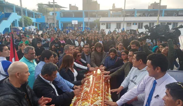 Esposa de docente asesinado en colegio de Ate exige justicia en velatorio: "Lo único que pido es que paremos esto"