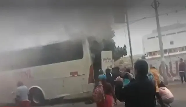 Bus llevaba a 25 pasajeros de empresa agroindustrial cuando sufrió accidente. La policía investiga las causas del incendio. Foto: Captura de pantalla/ Amércia TV