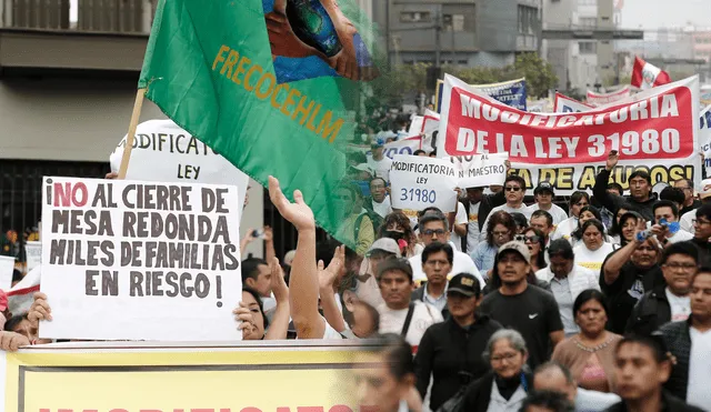 Manifestantes de mesa redonda se retiran del frontis del congreso por orden de la PNP y se apertura el tránsito en la av. Abancay Fotos: Marco Cotrina