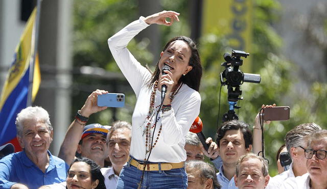 La líder opositora María Corina Machado desmiente rumores sobre su supuesta huida de Venezuela, afirmando que continúa en el país y cuidándose de posibles amenazas. Foto: La República