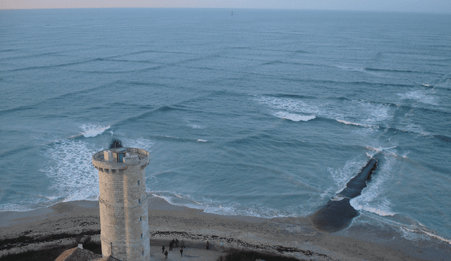 Las olas cuadradas en la isla de Ré son un fenómeno natural extraordinario, pero también representan un grave peligro tanto para embarcaciones. Foto: Captura Holaholaholiday