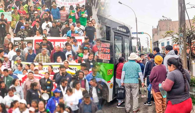 Transportistas informan sobre paro nacional y programan más movilizaciones en diferentes regiones del Perú. Foto: composición LR/John Reyes/La República