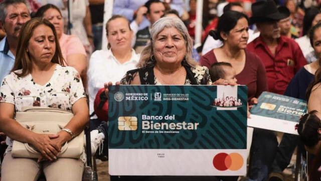 Un grupo mayoritario de adultos mayores reciben pagos por pensión de jubilación en México: Foto: Composición LR