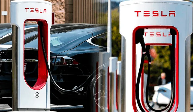 Tesla cuenta con más de 50.000 supercargadores a nivel mundial, consolidándose como la red de carga rápida más extensa y confiable. Foto: Composición LR/Hibridos.