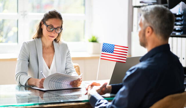 La entrevista para la visa americana es una etapa crucial en el proceso de solicitud. Durante esta, un oficial consular evaluará si cumples con los requisitos para ingresar a Estados Unidos. Foto: El Tiempo