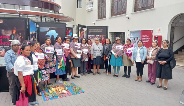 Mujeres afectadas por el programa de control de natalidad llegaron desde distintos puntos del país a la ceremonia de inauguración.