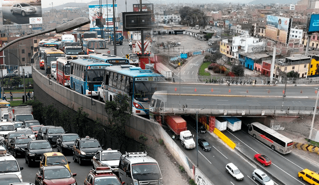 El tráfico en Lima ha afectado a cientos de personas que buscaban movilizarse de San Juan de Lurigancho al centro de Lima. Foto: composición LR/Andina