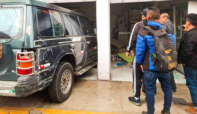 El conductor, Moisés Condori, estaba ebrio y perdió el control del vehículo. Tras chocar una mototaxi, intentó huir, pero fue detenido por transeúntes. Foto: composición LR/La República