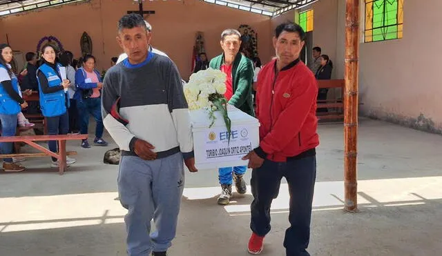 Partida. El ataúd que contiene el cuerpo de Toribio Ortiz Aponte es llevado por sus hermanos en la iglesia del Centro Poblado Pampa San José.