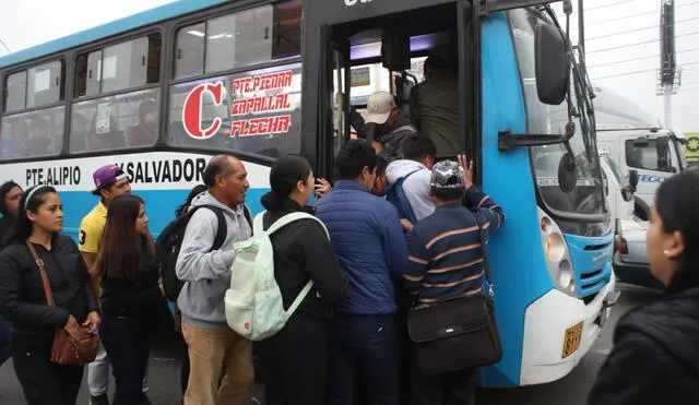 El paro de transportistas inicia a las 10:00 a. m. en la Plaza Dos de Mayo y terminará en el Congreso. Foto: Carlos Félix/La República