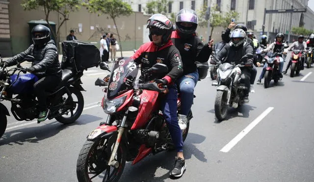 Cerca de 200 motociclistas se reúnen frente al Congreso para protestar contra la ordenanza que prohíbe la circulación de dos personas en motos. Foto: John Reyes/LR