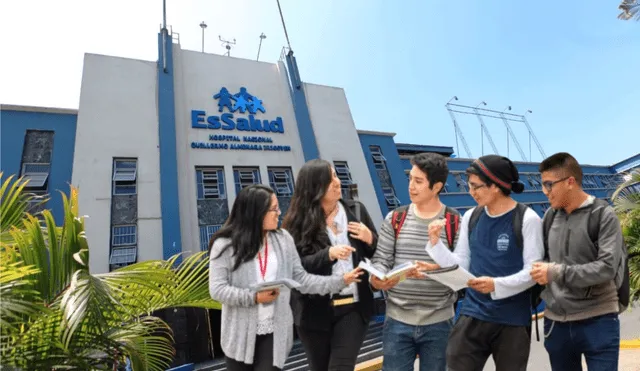 El Hospital Guillermo Almenara, fundado en 1941, ofrece servicios especializados de alta complejidad, incluyendo cirugías, tratamientos oncológicos y cuidados intensivos.. Foto: composición LR/Andina