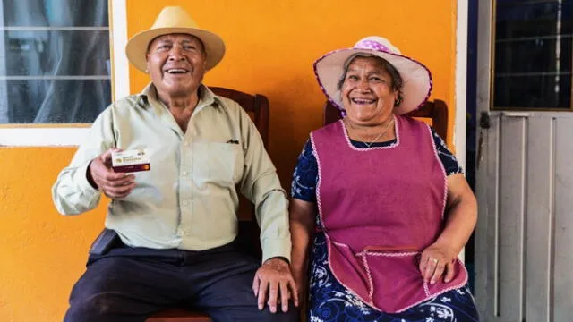 Es esencial que los adultos mayores cumplan diversos requisitos para evitar pérdida de pago en su pensión en México. Foto: Composición LR/Conectando Bienestar