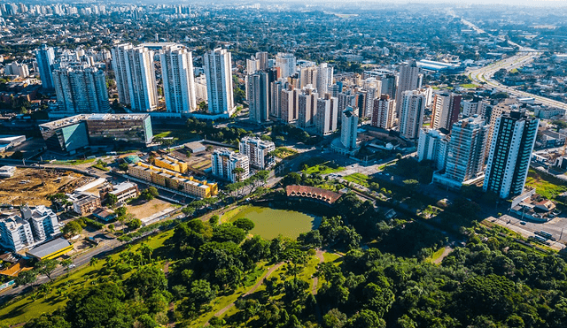 Recomendaciones para visitar Curitiba incluyen el Museo Oscar Niemeyer y el Jardín Botánico. Los meses de febrero y marzo son ideales para disfrutar del clima agradable y el carnaval local, que destaca en la agenda turística. Foto: Turchet Travel