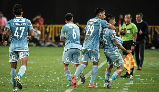 Universitario y Sporting Cristal jugaron por la antepenúltima fecha del Torneo Clausura. Foto: Enzo Florez