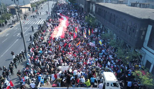 Ciudadanos en contra de la ley que respalda a las bandas criminales extienden una bandera en el frontis del Congreso de la República