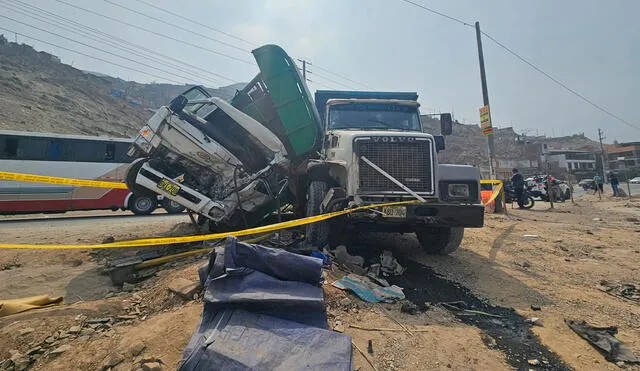 Uno de los camiones intentaba evadir a un transeúnte que caminaba por la av. Túpac Amaru. Foto: Kevinn García/La República