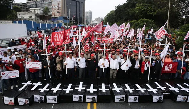 Al cielo. Compañeros de los 24 dirigentes asesinados les dedicaron una oración. Foto: John Reyes/La República