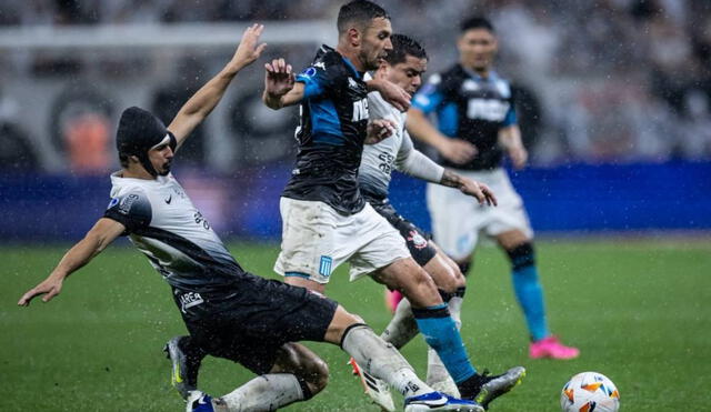 Corinthians igualó en casa con Racing bajo una torrencial lluvia que dificultó el juego. Foto: Sudamericana