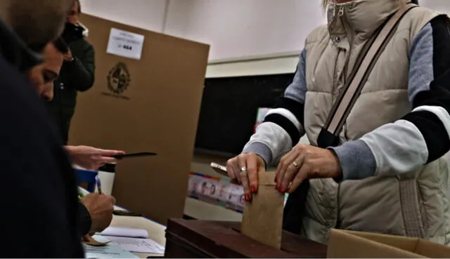 Se espera el voto de los habilitados para la elección, que podrán realizarlo en los horarios estipulados por la Corte Electoral. Foto: EFE/Armando Sartorotti