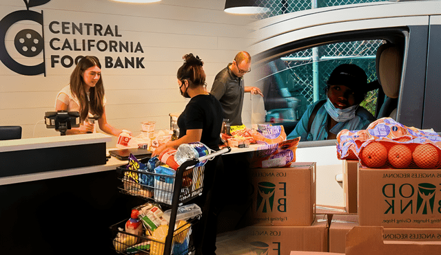 Según datos de la Asociación de Bancos de Alimentos de California, al menos 1 de cada 5 californianos enfrenta inseguridad alimentaria en Estados Unidos. Foto: composición LR/Telemundo