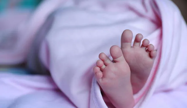 La secuenciación genética permite identificar enfermedades genéticas tratables en recién nacidos que no se detectan con el cribado neonatal tradicional. Foto: Pexels