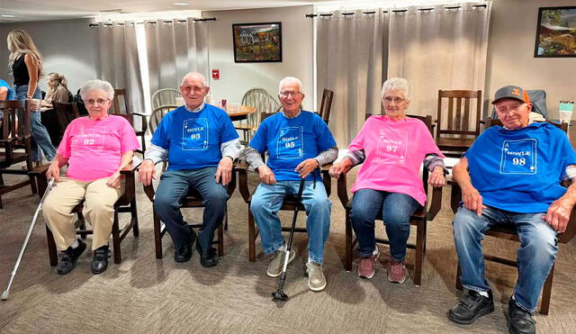 Con camisas de colores y cartas que representan sus edades, los hermanos Hoyle demostraron que los años se llevan mejor cuando están llenos de humor. Foto: KCCI8