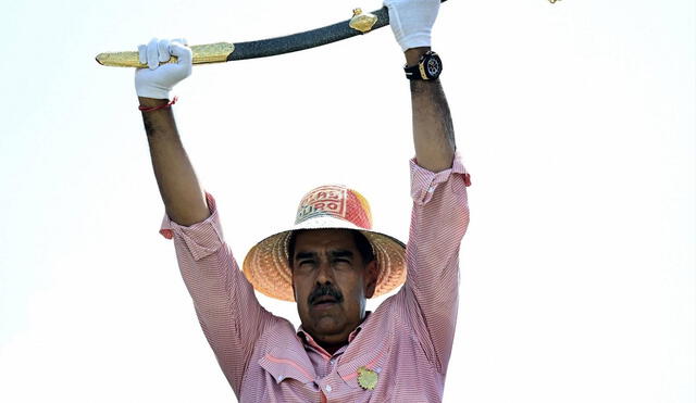 Maduro con una réplica de la espada de Bolívar durante un mitin, en la campaña de este año que termino con su elección fraudulenta. Foto: AFP