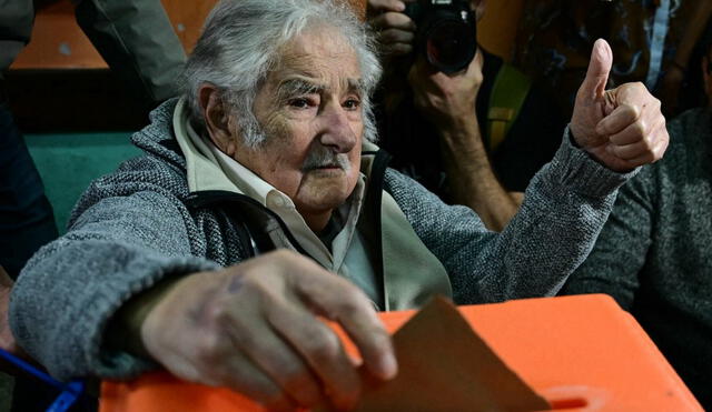 El exmandatario uruguayo llegó a la escuela N°149 del Cerro pocos minutos después de la apertura de los comicios. Foto: AFP