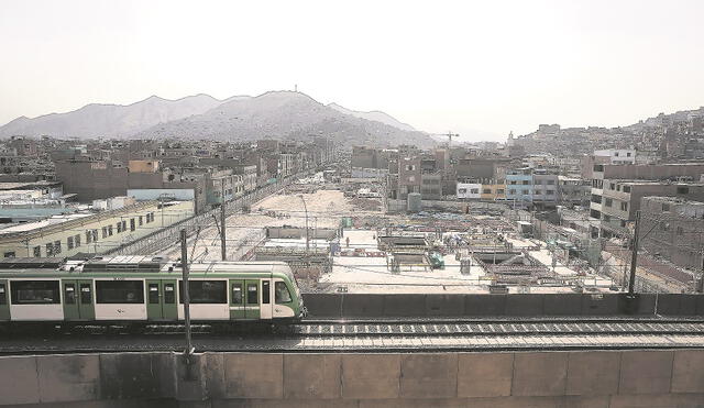 Interconexión. En esta vía elevada de la Línea 1 debe construirse la nueva estación 28 de Julio. Detrás las obras de la Línea 2. Crédito: Marco Cotrina.