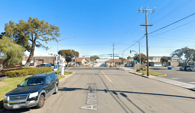 La policia de Hayward, en California, identificó a un hijo como principal sospechoso de matar a su padre y dejarlo en un contenedor de basura. Foto: Google Street Views