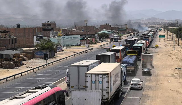 Bloqueo. La Panamericana Norte estuvo cerrada durante horas en la zona de Chao. Cientos de viajeros y trabajadores se afectaron por el bloque de la vía. Foto: La República