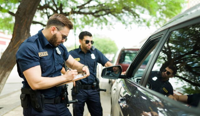 Las infracciones de tránsito pueden tener consecuencias significativas para los inmigrantes en Estados Unidos, incluso la deportación. Foto: Meridiano