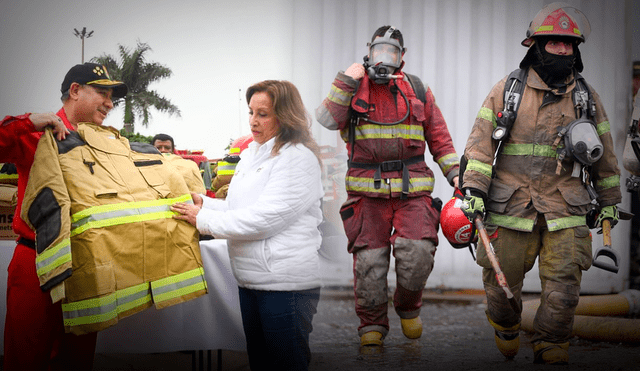 Dina Boluarte entregó equipos el 24 de septiembre junto a Juan José Santiváñez. Foto: Andina