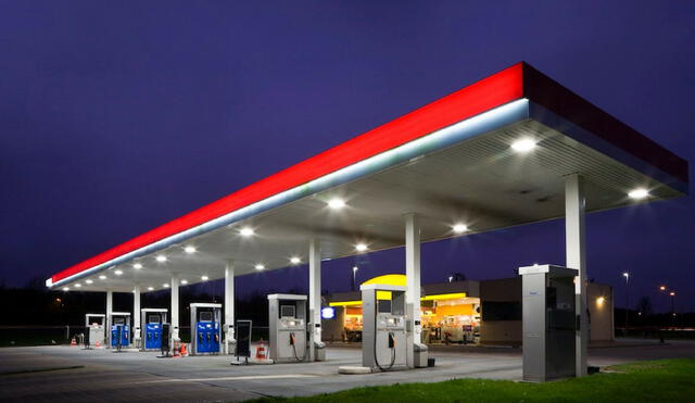 El precio de la gasolina en Estados Unidos ha fluctuado considerablemente a lo largo de los años, influenciado por diversos factores como el precio del petróleo crudo, los impuestos estatales y la demanda. Foto: VES