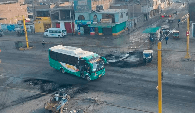 El bloqueo en la Panamericana Norte interrumpe el tránsito y deja varados a buses y vehículos particulares. Foto: Difusión