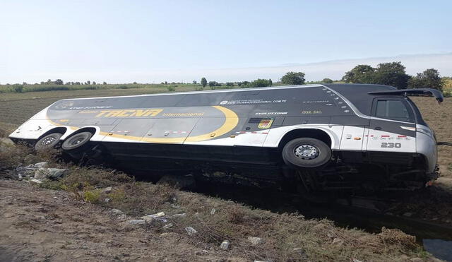 Bus quedó volteado sobre cultivos agrícolas. Foto: Wilder Pari/La República