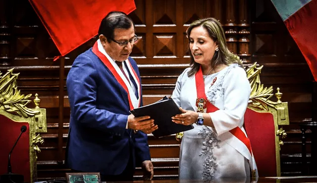 Dina Boluarte junto a Salhuana en el Congreso de la República. Foto: composición LR