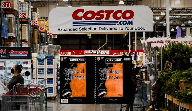 La FDA y Costco recomiendan que los consumidores que hayan adquirido este salmón ahumado de Kirkland Signature en Florida revisen los lotes. Foto: composición LR/Amazon/Shutterstock