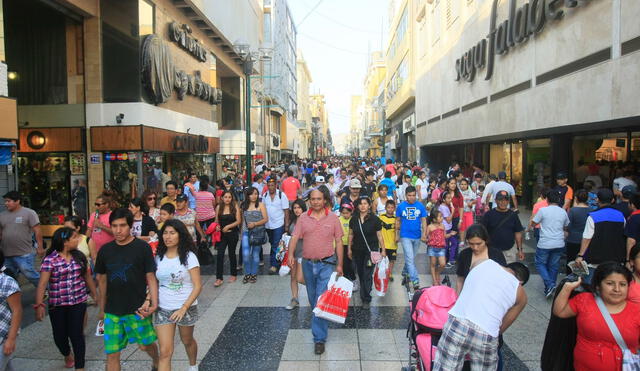 No definir el incremento afecta a los trabajadores y a todo el mercado interno.  Foto: Andina / Juan Carlos Guzmán