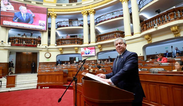 El ministro de Defensa, Walter Astudillo, aceptó que la corrupción es una amenaza y defendió la adquisición de 24 cazas para la FAP. Foto: Congreso