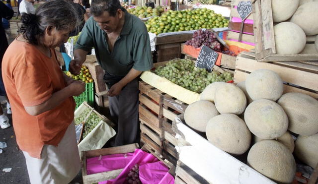 Resultado mensual se debió a los bajos precios de alimentos, bebidas no alcohólicas y comunicaciones. Foto: La República