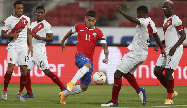 Felipe Mora estuvo presente en el último Perú vs. Chile que jugaron por las Eliminatorias 2026. Foto: AFP