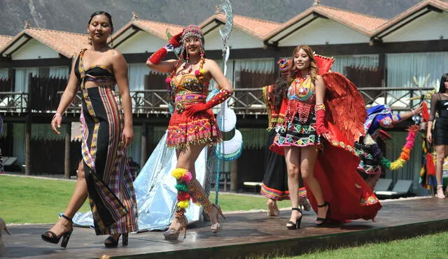 Modelos desfilaron teniendo como escenario  el Valle Sagrado donde hicieron gala de  trajes de colores andinos. Foto: difusión