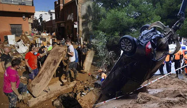 La DANA continúa afectando a España, con 217 fallecidos reportados por inundaciones en Valencia, donde se teme que el número aumente tras la búsqueda de desaparecidos.Foto: composición LR/AFP