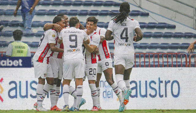 El club albo se quedó con la victoria como visitante ante Emelec. Foto: LDU